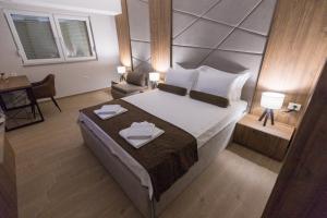 ein Schlafzimmer mit einem großen Bett mit zwei Handtüchern darauf in der Unterkunft Apartments Matjan in Ohrid