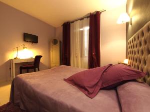 Un pat sau paturi într-o cameră la Les chambres d'hôtes au bon accueil