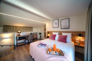 Un pat sau paturi într-o cameră la Bergamo Inn 15