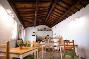 a kitchen and dining room with a table and chairs at Quattro Incanti in Palermo