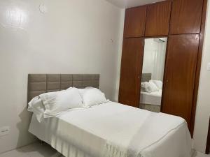 - une chambre avec un lit, une commode et un miroir dans l'établissement Apartamento Fortaleza - Beira Mar - Mucuripe, à Fortaleza