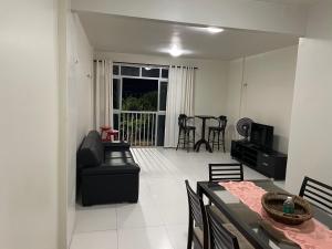 - un salon avec un canapé, une table et des chaises dans l'établissement Apartamento Fortaleza - Beira Mar - Mucuripe, à Fortaleza