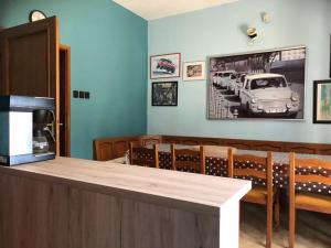 un comedor con una mesa y un coche en la pared en Panzió Rust in Lànycsòk, en Lánycsók