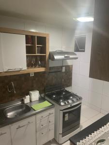 A kitchen or kitchenette at Apartamento Fortaleza - Beira Mar - Mucuripe