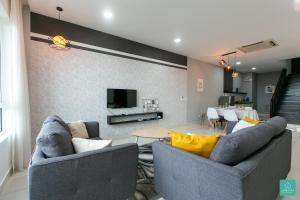 TV a/nebo společenská místnost v ubytování Jomstay Octagon Duplex Penthouse Ipoh Town