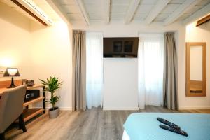 Telewizja i/lub zestaw kina domowego w obiekcie Bergamo Inn 15