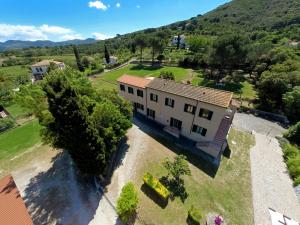 een luchtzicht op een groot huis met een tuin bij Appartamenti Le Foci in Portoferraio