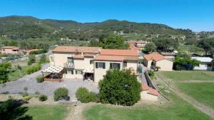 an aerial view of a house with a yard at Appartamenti Le Foci in Portoferraio