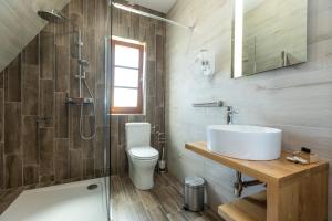 Un baño con lavabo, inodoro y ducha. en B&B Plitvica Hill, en Plitvica Selo 46 fotos más