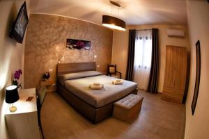 ein Schlafzimmer mit einem Bett mit zwei Handtüchern darauf in der Unterkunft La Domus di Segesta in Calatafimi