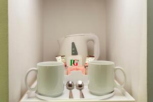 Все необхідне для приготування чаю та кави в Holiday Inn Express Dunstable, an IHG Hotel