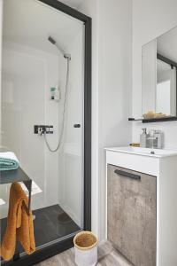 La salle de bains est pourvue d'une douche et d'un lavabo. dans l'établissement Camping Paradis le Rocher de la Granelle, au Bugue