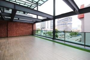 Cette grande chambre offre une vue sur la ville. dans l'établissement KL Eight Suites Newly completed 2021, à Kuala Lumpur