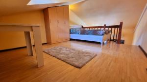 ein Schlafzimmer mit einem Bett und einem Tisch in einem Zimmer in der Unterkunft Becici Apart Budva in Budva