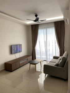 sala de estar con sofá y TV en YANGTZE HOME STAY 长江民宿 en Johor Bahru