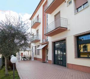 una pasarela de ladrillo frente a un edificio en HOTEL LIDIA en Mergo