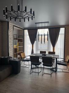 een woonkamer met een eettafel en stoelen bij SeaLoft in Gribovka