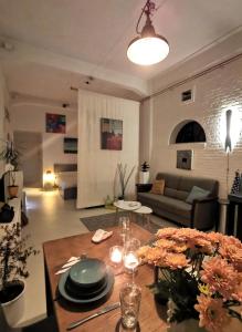 ein Wohnzimmer mit einem Tisch und einem Sofa in der Unterkunft Studio Blank - a night in the gallery in Den Oever