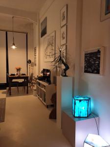 ein Wohnzimmer mit einem Tisch und einem Esszimmer in der Unterkunft Studio Blank - a night in the gallery in Den Oever