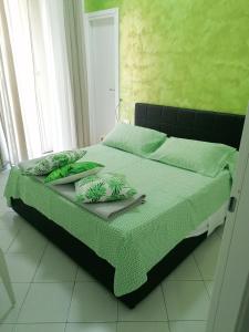 サレルノにあるGrilloのベッド(緑のシーツ、緑の枕付)