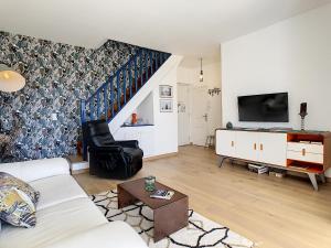 uma sala de estar com um sofá e uma televisão em Nestor&Jeeves - TOUCAN DUPLEX TERRACE - Hyper center - Top floor em Nice
