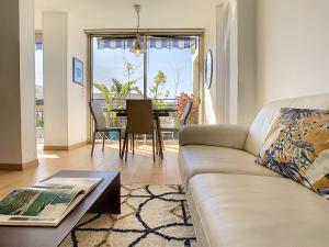 uma sala de estar com um sofá e uma mesa em Nestor&Jeeves - TOUCAN DUPLEX TERRACE - Hyper center - Top floor em Nice