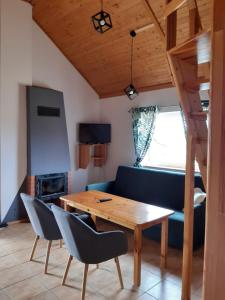 a living room with a table and a couch at Posiadłość Nad Zatoką in Ryn
