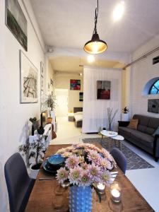 ein Wohnzimmer mit einem Tisch mit Blumen darauf in der Unterkunft Studio Blank - a night in the gallery in Den Oever