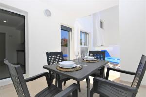 jadalnia z czarnym stołem i krzesłami w obiekcie Apartment BEATRIX w mieście Estepona