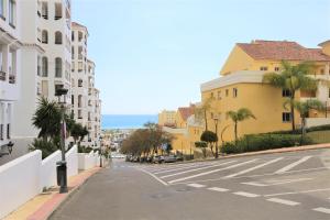 pusta ulica w mieście z budynkami w obiekcie Apartment BEATRIX w mieście Estepona
