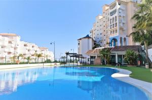 duży basen przed niektórymi budynkami w obiekcie Apartment BEATRIX w mieście Estepona