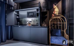 una pequeña cocina con fregadero y una cocina con jaula en Suite Shibari by Justine Apartments Sobria Elegante y Pecaminosa Apartamento turístico en Madrid Río en Madrid