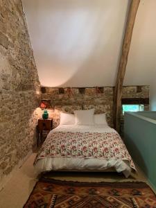 Giường trong phòng chung tại The Stables Gite at Chateau Mas de Pradié