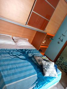 una camera con letto e testiera in legno di Goccia Azzurra a Silvi Marina