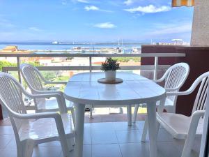 A balcony or terrace at ROC MAR 4 3A - Apartamento cerca del centro y de la playa - terraza con vistas al mar y al puerto