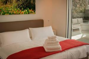 una camera da letto con un letto con asciugamani sopra di Luxury Villa - new building with panoramic sea view ad Adeje Altre 32 foto
