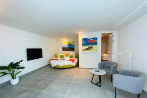 una camera da letto con un letto e una TV in una stanza di Luxury Villa - new building with panoramic sea view ad Adeje