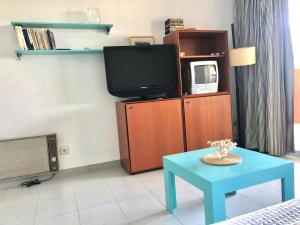 A television and/or entertainment centre at ROC MAR 4 3A - Apartamento cerca del centro y de la playa - terraza con vistas al mar y al puerto