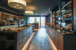 restauracja z długim blatem z jedzeniem w obiekcie Hotel Gerl w mieście Salzburg