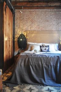 ein Schlafzimmer mit einem Bett mit einer Maske darauf in der Unterkunft Maison du Flâneur in Chioggia