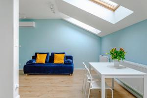 a living room with a blue couch and a table at Apartament w centrum, zarezerwuj teraz in Lublin