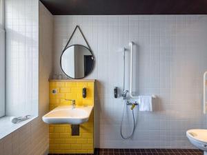 Bilik mandi di ibis Styles Dresden Neustadt