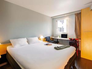 En eller flere senge i et værelse på ibis Mulhouse Ile Napoleon