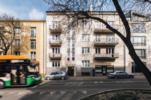 a bus driving down a street in front of a building at Apartament w centrum, zarezerwuj teraz in Lublin
