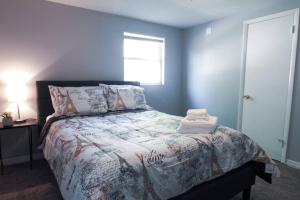 um quarto com uma cama com um edredão e uma janela em Spacious Family-sized Home in Central Location em Jacksonville