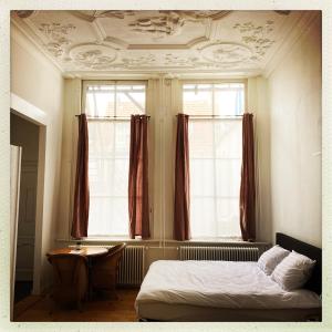 1 dormitorio con cama, ventana y mesa en Cleen Rochelle, en Middelburg