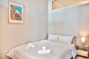 Säng eller sängar i ett rum på #Morrison Apt by halu! Apartments