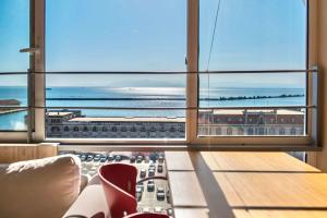 uma sala de estar com uma grande janela com vista para o oceano em #Morrison Apt by halu! Apartments em Tessalónica