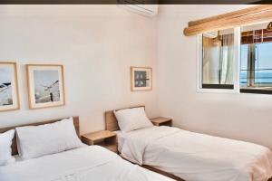 塞薩羅尼基的住宿－#Morrison Apt by halu! Apartments，一间卧室设有两张床和窗户。