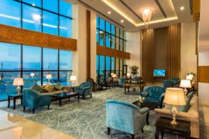  بودل المونسية في الرياض: لوبي فندق فيه كراسي وطاولات ونوافذ